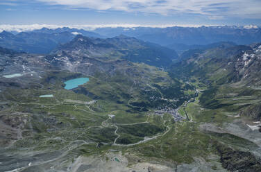 Luftaufnahme der majestätischen Schweizer Alpen mit kurvenreichen Straßen und blauem See, Zermatt, Schweiz. - AAEF28155