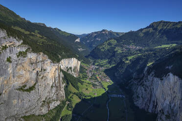 Luftaufnahme der Schweizer Alpen in Lauterbrunnen, Schweiz. - AAEF28159