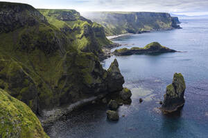 Luftaufnahme der idyllischen Küstenlinie des Kurilen-Archipels, Ochotskisches Meer, Russland. - AAEF28169