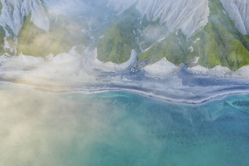 Luftaufnahme der unberührten Küste mit Nebel und Dunst, Insel Iturup, Kurilen-Archipel, Russland. - AAEF28174