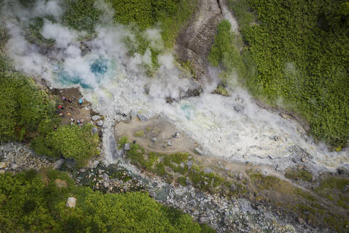Luftaufnahme eines geothermischen Gebiets mit Vulkanlandschaft, Insel Iturup, Oblast Sachalin, Russland. - AAEF28180