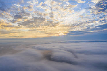 Luftaufnahme von nebelverhangenen Bergen auf der Insel Iturup, Oblast Sachalin, Russland. - AAEF28181