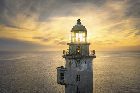 Luftaufnahme des Leuchtturms von Aniva bei Sonnenuntergang, Insel Sachalin, Russland. - AAEF28190