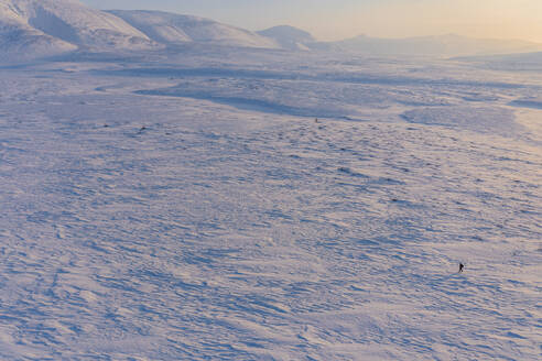Luftaufnahme der gefrorenen Tundra in Vorkuta, Republik Komi, Russland. - AAEF28201