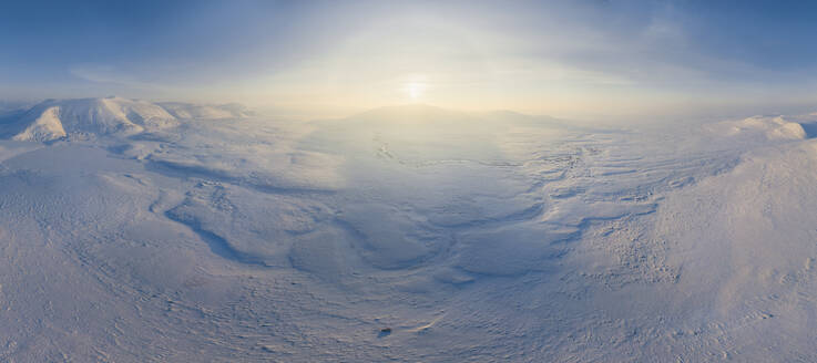 Luftaufnahme einer kalten, verschneiten Tundra-Landschaft mit schönen Berggipfeln, Vorkuta, Republik Komi, Russland. - AAEF28202