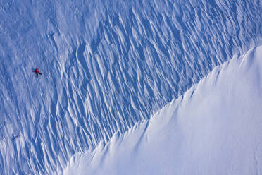 Luftaufnahme der gefrorenen Landschaft in Vorkuta, Republik Komi, Russland. - AAEF28203