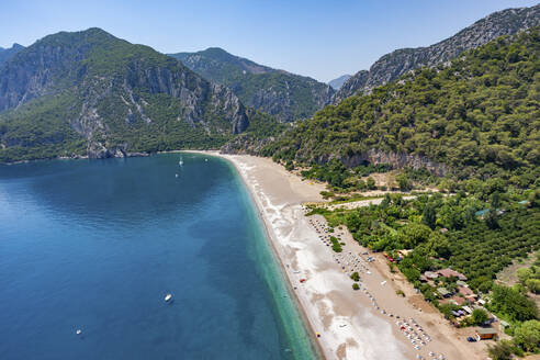 Luftaufnahme von Olympos und dem Strand von Cirali, Antalya, Türkei. - AAEF28212