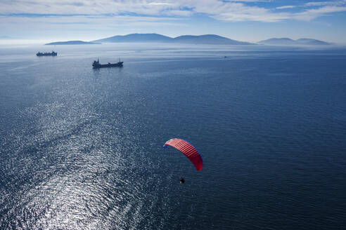 Luftaufnahme eines Motorschirms in der Nähe der Prinzeninseln über dem Marmarameer auf der asiatischen Seite von Istanbul, Türkei. - AAEF28224