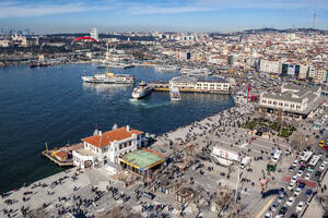 Luftaufnahme des Stadtteils Kadikoy an der Küste des Marmarameers auf der asiatischen Seite von Istanbul, Türkei. - AAEF28229