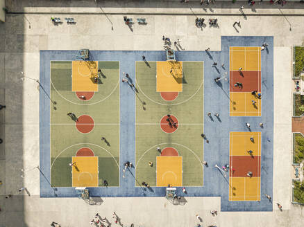 Luftaufnahme von Basketballplätzen in städtischer Umgebung, Bezirk Wong Tai Sin, Hongkong. - AAEF28243