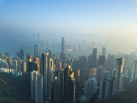 Luftaufnahme eines Wolkenkratzers, Findlay Path, The Peak, Hongkong. - AAEF28244