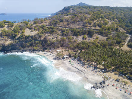 Luftaufnahme von Virgin Beach mit einer Reihe von Auslegerbooten, Padang Bai, Karangasam, Bali, Indonesien. - AAEF28272