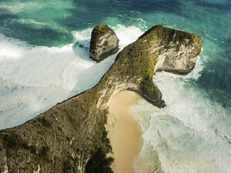 Luftaufnahme des Kelingking Beach, auch T-Rex Beach genannt, Insel Nusa Penida, Bali, Indonesien. - AAEF28280