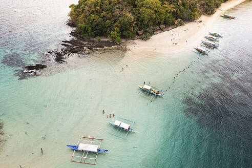 Luftaufnahme von Bangka Boats, Port Barton, San Vicente, Palawan, Philippinen. - AAEF28283