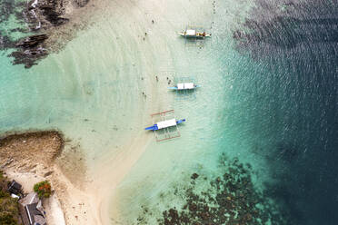 Luftaufnahme von Bangka Boats, Port Barton, San Vicente, Palawan, Philippinen. - AAEF28284