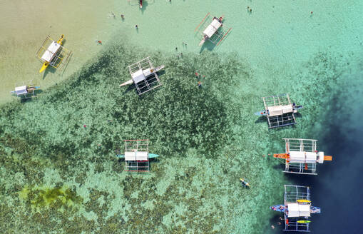 Luftaufnahme von Bangka Boats, CYC Beach, Coron, Palawan, Philippinen. - AAEF28294