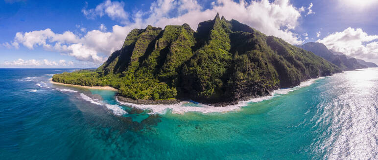 Luftaufnahme einer Drohne vom Ke'e Beach, Na Pali Coast, Kauai, Hawaii, Vereinigte Staaten. - AAEF28302