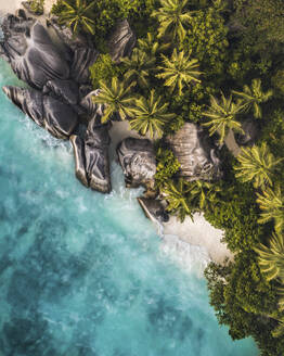 Luftaufnahme der tropischen Paradiesinsel La Digue und der Inner Islands, Seychellen. - AAEF28326