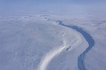 Luftaufnahme eines zugefrorenen Flusses in Vorkuta, Republik Komi, Russland. - AAEF28329
