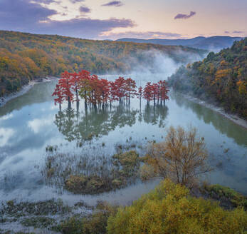 Luftaufnahme des Cupressus-Sees, Novorossiysk, Region Krasnodar, Russland. - AAEF28332