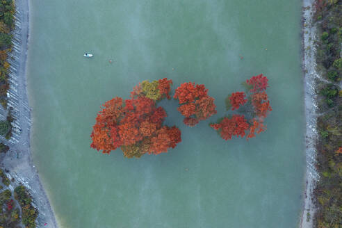 Luftaufnahme des Cupressus-Sees im Herbst, Novorossiysk, Region Krasnodar, Russland. - AAEF28334