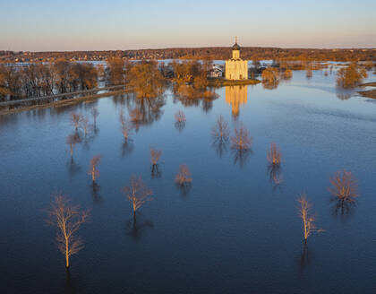 Luftaufnahme des überschwemmten Flusses Nerl mit der Kirche der Fürbitte auf dem Nerl, Bogolyubovskoe, Russland. - AAEF28342