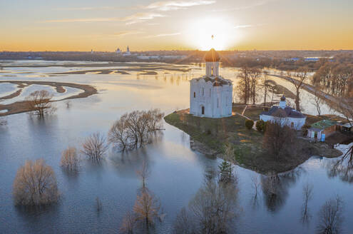 Luftaufnahme einer überschwemmten Landschaft mit der Kirche der Fürbitte am Nerl, Bogolyubovskoe, Vladimir, Russland. - AAEF28343