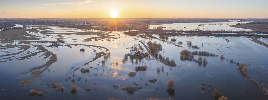 Luftaufnahme der Kirche der Fürbitte am Nerl, umgeben von dem überfluteten Fluss Nerl und der schönen russischen Landschaft, Bogolyubovskoe, Vladimir, Russland. - AAEF28345