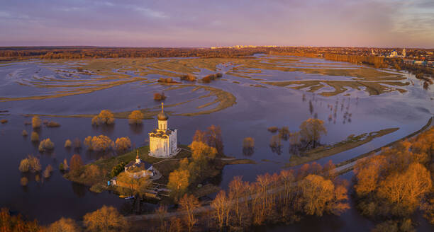 Luftaufnahme des Hochwassers des Flusses Nerl und der Kirche der Fürbitte am Nerl, Bogoljubowskoje, Russland. - AAEF28350