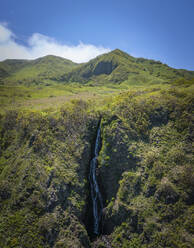 Luftaufnahme der Insel Moneron mit üppiger grüner Landschaft und einem Wasserfall, Oblast Sahalin, Russland. - AAEF28357