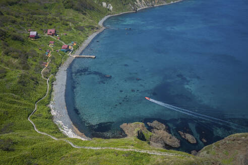 Luftaufnahme der Insel Moneron in türkisfarbenem Wasser mit einem schönen Küstendorf, Nevelsk, Sachalin, Russland. - AAEF28359
