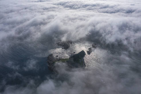 Luftaufnahme der Insel Moneron in der Oblast Sachalin, Russland. - AAEF28370