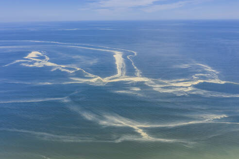 Luftaufnahme einer schlammigen Sandbank auf der Insel Sachalin, Dolinsk, Russland. - AAEF28372