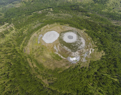 Luftaufnahme der Insel Sachalin mit vulkanischen Kratern und Wildnis, Makarow, Sachalin, Russland. - AAEF28375