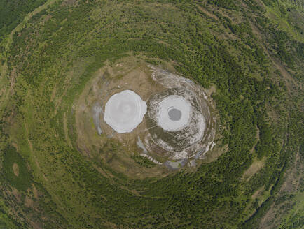 Luftaufnahme der Insel Sachalin mit Kratern und Vulkanen, Makarow, Russland. - AAEF28376
