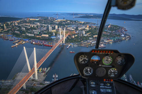 Luftaufnahme von Wladiwostok, der Bucht des Goldenen Horns und der Russki-Brücke in der Abenddämmerung, Primorski-Region, Russland. - AAEF28380