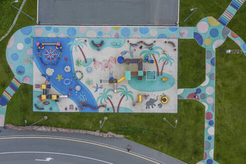 Luftaufnahme eines lebhaften Spielplatzes mit farbenfrohen Geräten und städtischem Parkdesign, Wladiwostok, Primorski-Region, Russland. - AAEF28386