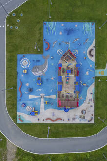 Luftaufnahme des farbenfrohen Spielplatzes und des Primorsky Oceanarium, Wladiwostok, Primorsky Krai, Russland. - AAEF28387