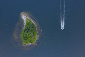Luftaufnahme von Wladiwostok, Insel Papenberga, Boote, Primorskij Krai, Russland. - AAEF28390