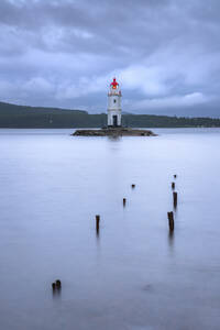 Luftaufnahme von Wladiwostok, Bucht des Goldenen Horns, Tokarevskij-Leuchtturm, Primorski-Region, Russland. - AAEF28393