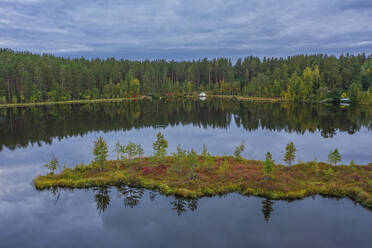 Luftaufnahme eines ruhigen russischen Waldgebiets mit Spiegelung auf dem Wasser, Gromovskoe, Karelien. - AAEF28408