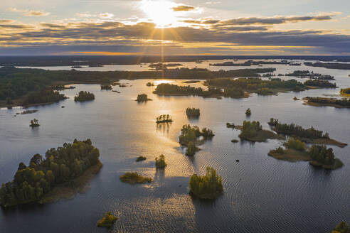 Luftaufnahme des Vuoksi-Flusses im Vodlozero-Nationalpark bei Sonnenuntergang, Melnikovskoe, Karelien, Russland. - AAEF28425