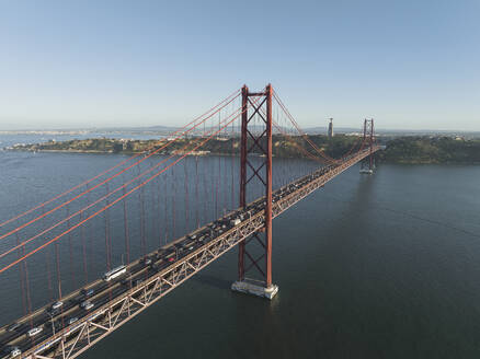 Luftaufnahme von Autos, die am 25. April die Brücke über den Fluss Tejo in Lissabon, Portugal, überqueren. - AAEF28439