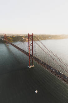 Luftaufnahme von Autos, die am 25. April die Brücke über den Fluss Tejo in Lissabon, Portugal, überqueren. - AAEF28441