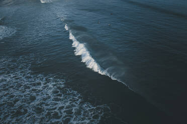 Luftaufnahme des blauen Meeres und der Wellen in Peniche, Portugal. - AAEF28461