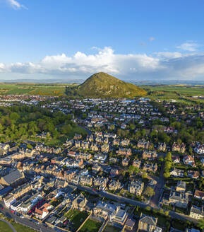 Luftaufnahme von North Berwick mit schöner Natur und Stadtlandschaft, Schottland, Vereinigtes Königreich. - AAEF28466