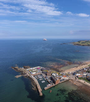 Luftaufnahme der schönen schottischen Küste mit Booten in North Berwick, Schottland. - AAEF28476