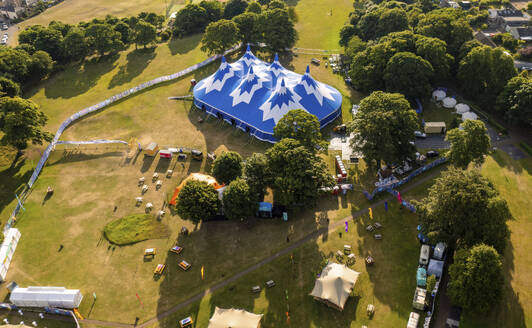 Luftaufnahme des Fringe Festivals, North Berwick, Schottland. - AAEF28481