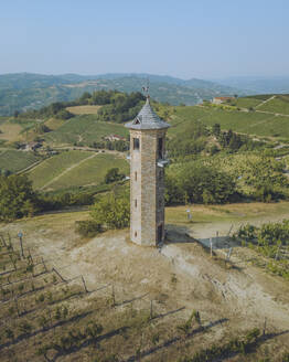 Luftaufnahme von Asti, Canelli mit Torre dei Contini in der schönen Landschaft des Piemont, Italien. - AAEF28490