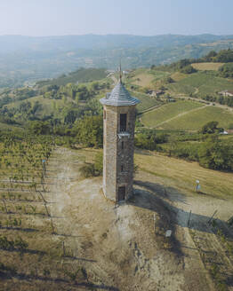 Luftaufnahme von Asti, Canelli, Piemont, Torre dei Contini in Italien. - AAEF28491